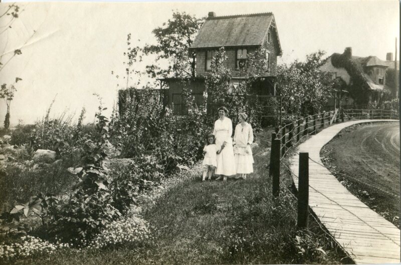 Dottie Sperry with her grandmother and great aunt at Sachem's Head